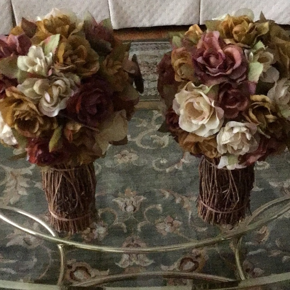 2 rose bouquets
